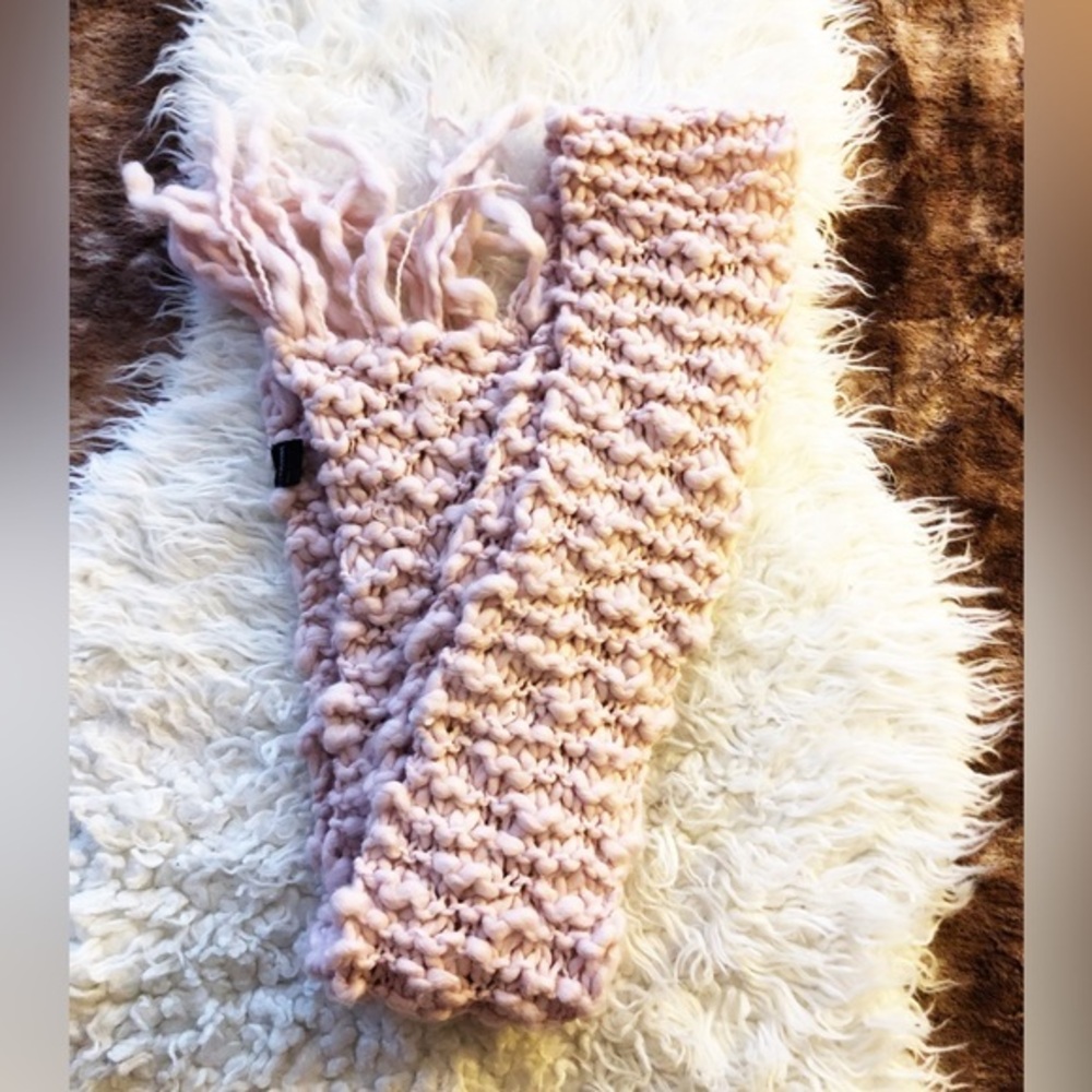$3/20 New York & Company Cotton Candy Pink Fluffy 100% Acrylic Knit Scarf